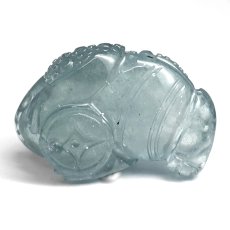 画像3: アクアマリン 三本足蛙 彫り物 約3.9g ブラジル産【一点もの】Aquamarine 風水 3月誕生石 藍柱石 藍玉 ベリル 緑柱石 カエル 銭蛙 金蟾 天然石 パワーストーン カラーストーン (3)