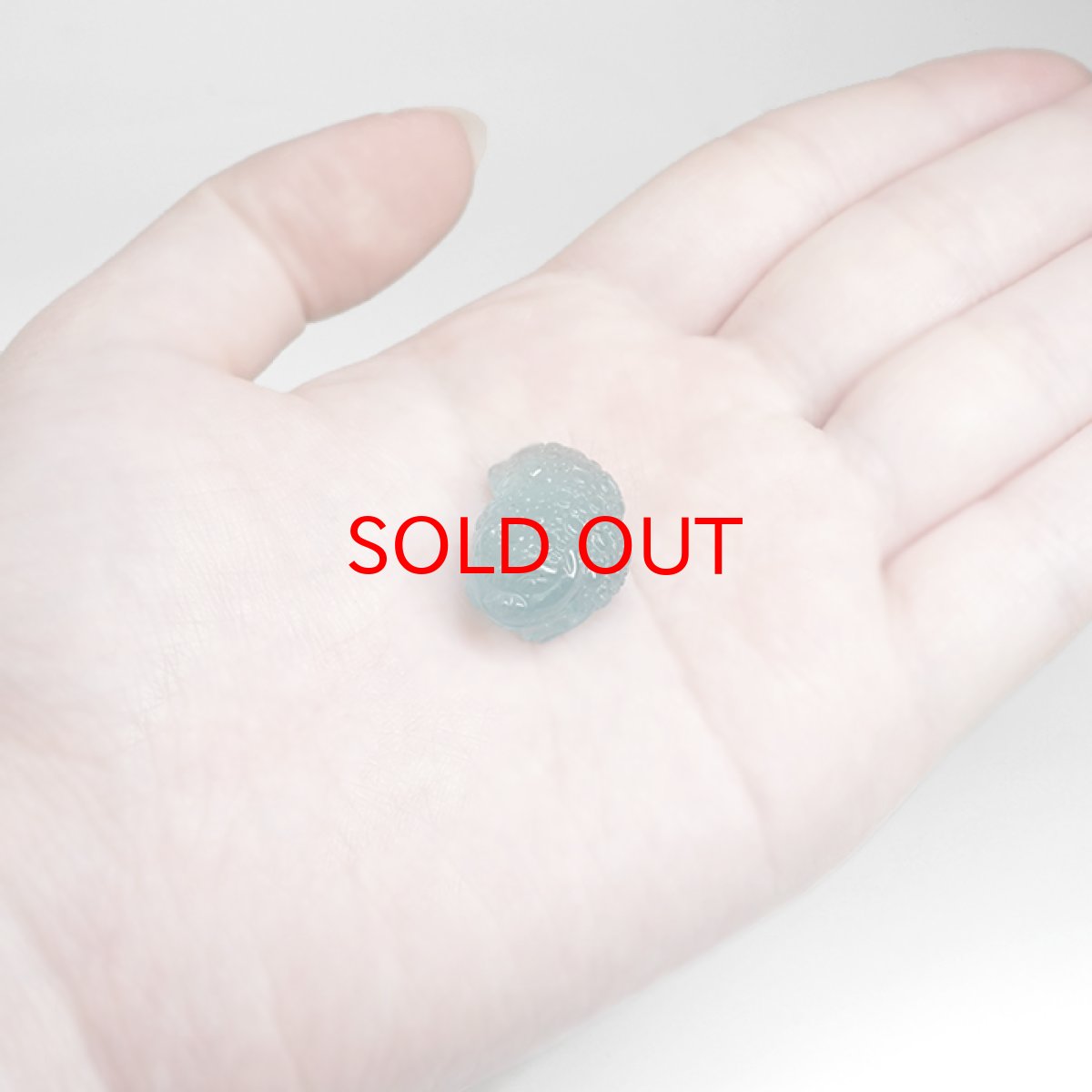 画像5: 【セール 14%OFF】 アクアマリン 三本足蛙 彫り物 約3.9g ブラジル産【一点もの】Aquamarine 風水 3月誕生石 藍柱石 藍玉 ベリル 緑柱石 カエル 銭蛙 金蟾 天然石 パワーストーン カラーストーン (5)