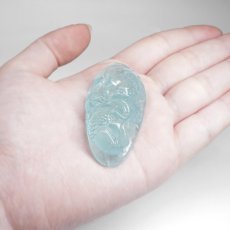 画像4: アクアマリン 蓮 双魚 彫り物 約27.7g ブラジル産【一点もの】Aquamarine 風水 3月誕生石 藍柱石 藍玉 ベリル 緑柱石 花 ハス 蓮華 レンゲ 魚 双魚戯蓮 天然石 パワーストーン カラーストーン (4)