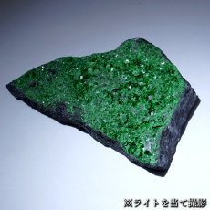 画像16: ウバロバイトガーネット 原石 ロシア・ウラル産 【 一点もの 】 Uvarovite garnetガーネット 標本 鉱物 結晶 希少 お守り 浄化 天然石 カラーストーン パワーストーン (16)