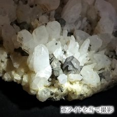 画像8: 水晶 クラスター 約1.1kg 秋田県産【 一点もの 】証明書付き 台付き 原石 国産天然石 国産水晶 Quartz クォーツ 結晶 鉱物 お守り 浄化 開運 縁起物 天然石 パワーストーン カラーストーン (8)