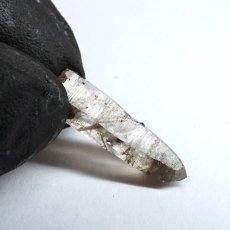画像4: 山梨水晶 原石 約0.7g 山梨県産【 一点もの 】国産天然石 国産水晶 Quartz クォーツ ポイント 結晶 鉱物 お守り 浄化 天然石 パワーストーン カラーストーン (4)