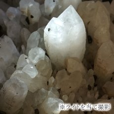 画像4: 水晶 クラスター 約1.1kg 秋田県産【 一点もの 】証明書付き 台付き 原石 国産天然石 国産水晶 Quartz クォーツ 結晶 鉱物 お守り 浄化 開運 縁起物 天然石 パワーストーン カラーストーン (4)