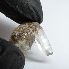 画像4: 山梨水晶 原石 約1.7g 山梨県産【 一点もの 】証明書付き 国産天然石 国産水晶 Quartz クォーツ ポイント 結晶 鉱物 お守り 浄化 天然石 パワーストーン カラーストーン (4)