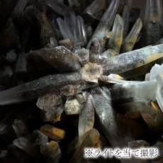 画像9: 山梨水晶 原石 山梨甲武信鉱山産【 一点もの 】証明書付き 台付き ファントム 国産天然石 国産水晶 Quartz クォーツ 結晶 鉱物 お守り 浄化 天然石 パワーストーン カラーストーン (9)