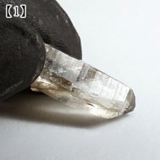 画像4: 山梨水晶 原石 山梨県産【 一点もの 】国産天然石 国産水晶 Quartz クォーツ ポイント 結晶 鉱物 お守り 浄化 天然石 パワーストーン カラーストーン (4)