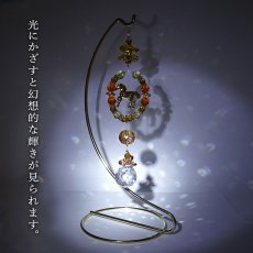 画像6: ホースシュー サンキャッチャー《スタンド付き》馬 午 ゴールド シルバー ホワイト ガラス ビーズ オリジナル 干支 正月 新年 飾り物 縁起物 インテリア 開運 運気アップ 幸運 雑貨 風水 物事がうまくいく 馬九行久 神馬 絵馬 太陽光 カラーストーン (6)