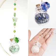 画像3: さざれボトル サンキャッチャー《スタンド付き》さざれ 宝袋 蝶 ちょうちょ ミニボトル ガラス フラスコ オリジナル 日本製 自社製 飾り物 縁起物 インテリア 開運 運気アップ 幸運 雑貨 風水 太陽光 天然石 パワーストーン カラーストーン (3)