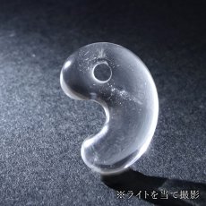画像3: レムリアンシード 勾玉 Sランク 20mm コロンビア産 【 一点物 】 Lemurian Seed 日本製 4月誕生石 水晶 天然水晶 クォーツ 厄払い 厄除け 魔除け 癒し 瞑想 透明度 神秘 結晶 透明 レムリア 神聖 希少 鉱物 まがたま 天然石 パワーストーン カラーストーン (3)