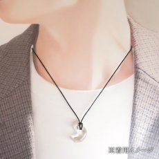 画像4: レムリアンシード 勾玉 Sランク 20mm コロンビア産 【 一点物 】 Lemurian Seed 日本製 4月誕生石 水晶 天然水晶 クォーツ 厄払い 厄除け 魔除け 癒し 瞑想 透明度 神秘 結晶 透明 レムリア 神聖 希少 鉱物 まがたま 天然石 パワーストーン カラーストーン (4)