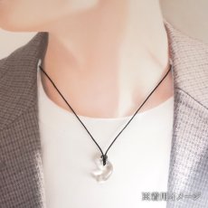 画像4: レムリアンシード 勾玉 Aランク 20mm コロンビア産 【 一点物 】 Lemurian Seed 日本製 4月誕生石 水晶 天然水晶 クォーツ 厄払い 厄除け 魔除け 癒し 瞑想 透明度 神秘 結晶 透明 レムリア 神聖 希少 鉱物 まがたま 天然石 パワーストーン カラーストーン (4)