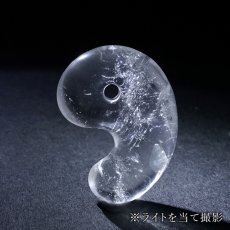画像3: 【水晶フェア 30%OFF】 レムリアンシード 勾玉 Aランク 30mm コロンビア産 【 一点物 】 Lemurian Seed 日本製 4月誕生石 水晶 天然水晶 クォーツ 厄払い 厄除け 魔除け 癒し 瞑想 透明度 神秘 結晶 透明 レムリア 神聖 希少 鉱物 まがたま 天然石 パワーストーン カラーストーン (3)