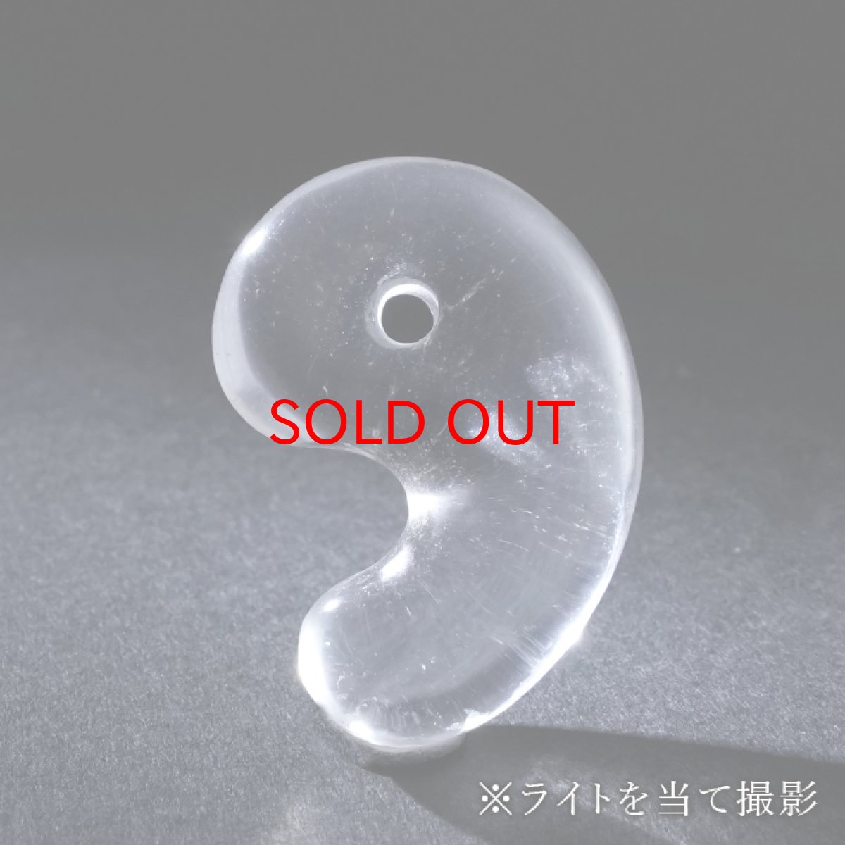 画像3: レムリアンシード 勾玉 Sランク 30mm コロンビア産 【 一点物 】 Lemurian Seed 日本製 4月誕生石 水晶 天然水晶 クォーツ 厄払い 厄除け 魔除け 癒し 瞑想 透明度 神秘 結晶 透明 レムリア 神聖 希少 鉱物 まがたま 天然石 パワーストーン カラーストーン (3)