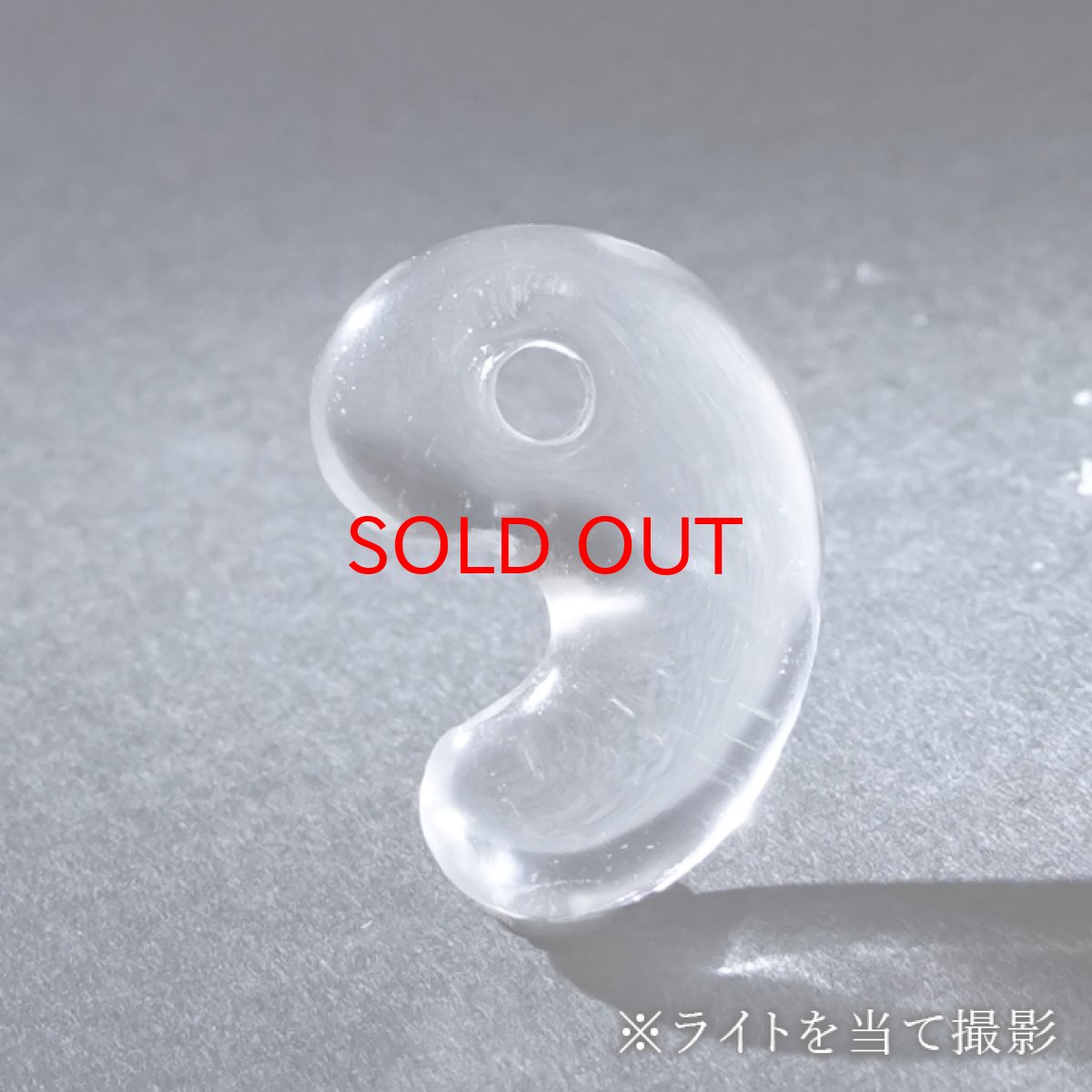 画像3: レムリアンシード 勾玉 Aランク 20mm コロンビア産 【 一点物 】 Lemurian Seed 日本製 4月誕生石 水晶 天然水晶 クォーツ 厄払い 厄除け 魔除け 癒し 瞑想 透明度 神秘 結晶 透明 レムリア 神聖 希少 鉱物 まがたま 天然石 パワーストーン カラーストーン (3)