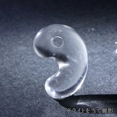 画像3: レムリアンシード 勾玉 Aランク 20mm コロンビア産 【 一点物 】 Lemurian Seed 日本製 4月誕生石 水晶 天然水晶 クォーツ 厄払い 厄除け 魔除け 癒し 瞑想 透明度 神秘 結晶 透明 レムリア 神聖 希少 鉱物 まがたま 天然石 パワーストーン カラーストーン (3)