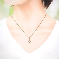 画像3:  ローズクォーツ ペンダントトップ マダガスカル産 Rose Quartz 覆輪 フクリン ステンレス K18メッキ 日本製 自社製 10月誕生石 水晶 アクセサリー ヒーリング エネルギー ペアアクセ お守り 浄化 厄払い 厄除け 恋愛運 鉱物 天然石 パワーストーン (3)