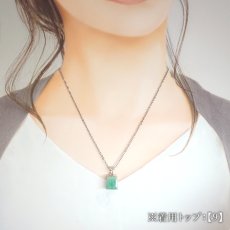画像9: エメラルド ペンダントトップ SV925 ブラジル産 【一点もの】 Emerald 5月誕生石 ベリル 日本製 アクセサリー カット 枠留め ゴールド シルバー クロム バナジウム 宝石 ジュエリー ヒーリング お守り 浄化 天然石 パワーストーン カラーストーン (9)