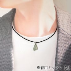 画像11: 糸魚川翡翠 ペンダントトップ 新潟県産 【一点もの】Itoigawa Jade 日本銘石 正規代理店 日本製 自社製 ステンレス 高品質 鉱物 翡翠 ひすい 希少 国石 アクセサリー 健康運 幸運 魔除け 上品 ペンダント トップ ネックレス シルバー お守り 浄化 天然石 パワーストーン (11)