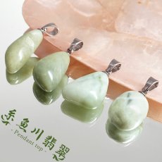 画像1: 糸魚川翡翠 ペンダントトップ 新潟県産 【一点もの】Itoigawa Jade 日本銘石 正規代理店 日本製 自社製 ステンレス 高品質 鉱物 翡翠 ひすい 希少 国石 アクセサリー 健康運 幸運 魔除け 上品 ペンダント トップ ネックレス シルバー お守り 浄化 天然石 パワーストーン (1)