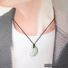 画像4: 糸魚川翡翠 約31mm 丁字頭 勾玉 新潟県産【一点物】Itoigawa Jade 日本銘石 希少 国石 翡翠 ひすい ヒスイ 硬玉 ジェダイド 5月誕生石 糸魚川ひすい 厄払い 厄除け お守り 浄化  職人 匠 伝統技術 手研磨 幸運 健康運 天然石 パワーストーン (4)