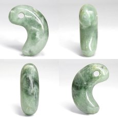 画像2: 糸魚川翡翠 約28mm 勾玉 新潟県 青海産【一点物】Itoigawa Jade 日本銘石 希少 国石 翡翠 ひすい ヒスイ 硬玉 ジェダイド 5月誕生石 糸魚川ひすい 厄払い 厄除け お守り 浄化  職人 匠 伝統技術 手研磨 幸運 健康運 天然石 パワーストーン (2)