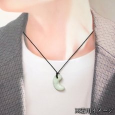 画像4: 糸魚川翡翠 約28mm 勾玉 新潟県産【一点物】Itoigawa Jade 日本銘石 希少 国石 翡翠 ひすい ヒスイ 硬玉 ジェダイド 5月誕生石 糸魚川ひすい 厄払い 厄除け お守り 浄化  職人 匠 伝統技術 手研磨 幸運 健康運 天然石 パワーストーン (4)