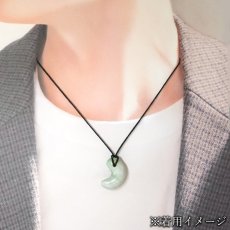 画像4: 糸魚川翡翠 約27mm 勾玉 新潟県産【一点物】Itoigawa Jade 日本銘石 希少 国石 翡翠 ひすい ヒスイ 硬玉 ジェダイド 5月誕生石 糸魚川ひすい 厄払い 厄除け お守り 浄化  職人 匠 伝統技術 手研磨 幸運 健康運 天然石 パワーストーン (4)