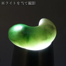 画像3: 糸魚川翡翠 約27mm 勾玉 新潟県産【一点物】Itoigawa Jade 日本銘石 希少 国石 翡翠 ひすい ヒスイ 硬玉 ジェダイド 5月誕生石 糸魚川ひすい 厄払い 厄除け お守り 浄化  職人 匠 伝統技術 手研磨 幸運 健康運 天然石 パワーストーン (3)