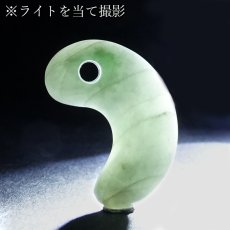 画像3: 糸魚川翡翠 約28mm 勾玉 新潟県産【一点物】Itoigawa Jade 日本銘石 希少 国石 翡翠 ひすい ヒスイ 硬玉 ジェダイド 5月誕生石 糸魚川ひすい 厄払い 厄除け お守り 浄化  職人 匠 伝統技術 手研磨 幸運 健康運 天然石 パワーストーン (3)