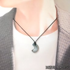 画像4: 糸魚川翡翠 ブルー 約25mm 勾玉 新潟県 小滝入コン沢産【一点物】Itoigawa Jade 日本銘石 希少 国石 翡翠 ひすい ヒスイ 硬玉 ジェダイド 5月誕生石 糸魚川ひすい 厄払い 厄除け お守り 浄化  職人 匠 伝統技術 手研磨 幸運 健康運 天然石 パワーストーン (4)