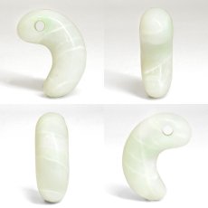 画像2: 糸魚川翡翠 約28mm 勾玉 新潟県産【一点物】Itoigawa Jade 日本銘石 希少 国石 翡翠 ひすい ヒスイ 硬玉 ジェダイド 5月誕生石 糸魚川ひすい 厄払い 厄除け お守り 浄化  職人 匠 伝統技術 手研磨 幸運 健康運 天然石 パワーストーン (2)