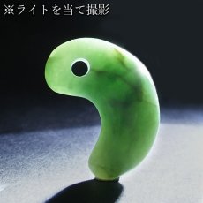画像3: 糸魚川翡翠 約28mm 勾玉 新潟県 青海産【一点物】Itoigawa Jade 日本銘石 希少 国石 翡翠 ひすい ヒスイ 硬玉 ジェダイド 5月誕生石 糸魚川ひすい 厄払い 厄除け お守り 浄化  職人 匠 伝統技術 手研磨 幸運 健康運 天然石 パワーストーン (3)