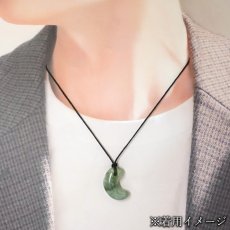 画像4: 糸魚川翡翠 約28mm 勾玉 新潟県 青海産【一点物】Itoigawa Jade 日本銘石 希少 国石 翡翠 ひすい ヒスイ 硬玉 ジェダイド 5月誕生石 糸魚川ひすい 厄払い 厄除け お守り 浄化  職人 匠 伝統技術 手研磨 幸運 健康運 天然石 パワーストーン (4)