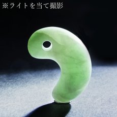 画像3: 糸魚川翡翠 約26mm 勾玉 新潟県 青海産【一点物】Itoigawa Jade 日本銘石 希少 国石 翡翠 ひすい ヒスイ 硬玉 ジェダイド 5月誕生石 糸魚川ひすい 厄払い 厄除け お守り 浄化  職人 匠 伝統技術 手研磨 幸運 健康運 天然石 パワーストーン (3)