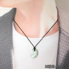 画像4: 糸魚川翡翠 約26mm 勾玉 新潟県 青海産【一点物】Itoigawa Jade 日本銘石 希少 国石 翡翠 ひすい ヒスイ 硬玉 ジェダイド 5月誕生石 糸魚川ひすい 厄払い 厄除け お守り 浄化  職人 匠 伝統技術 手研磨 幸運 健康運 天然石 パワーストーン (4)