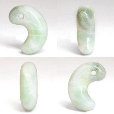 画像2: 糸魚川翡翠 約26mm 勾玉 新潟県 青海産【一点物】Itoigawa Jade 日本銘石 希少 国石 翡翠 ひすい ヒスイ 硬玉 ジェダイド 5月誕生石 糸魚川ひすい 厄払い 厄除け お守り 浄化  職人 匠 伝統技術 手研磨 幸運 健康運 天然石 パワーストーン (2)