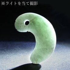 画像3: 糸魚川翡翠 約31mm 丁字頭 勾玉 新潟県産【一点物】Itoigawa Jade 日本銘石 希少 国石 翡翠 ひすい ヒスイ 硬玉 ジェダイド 5月誕生石 糸魚川ひすい 厄払い 厄除け お守り 浄化  職人 匠 伝統技術 手研磨 幸運 健康運 天然石 パワーストーン (3)