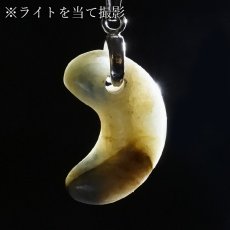 画像3: 糸魚川翡翠 ペンダントトップ 勾玉 新潟県 小滝入コン沢産【一点もの】Itoigawa Jade 日本銘石 正規代理店 日本製 SV925 証明書付き 高品質 鉱物 翡翠 ひすい 希少 国石 アクセサリー 健康運 幸運 ペンダント トップ ネックレス シルバー お守り 浄化 天然石 パワーストーン (3)