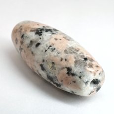 画像5: 万成石 ピンクロイヤルマイカイト 天珠 約32mm 岡山県産 【 一点もの 】 Pink Royalmicait 白亜紀 かわいらしさ 若さ 新しい事へのチャレンジ カリ長石 ピンク 桃太郎の石 龍王石 日本製 自社製 霊石 浄化 お守り 日本銘石 天然石 鉱物 パワーストーン カラーストーン (5)