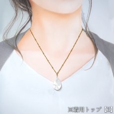 画像8: ドゥルージームーンストーン ペンダントトップ K18 スリランカ産【一点もの】Druzy Moonstone 劈開 6月誕生石 日本製 月長石 フェルドスパー 正長石 シラー効果 アクセサリー ネックレス ゴールド お守り 愛を伝える石 浄化 ヒーリング 鉱物 天然石 パワーストーン (8)