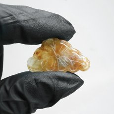 画像3: ミャンマー翡翠 蓮 彫り物 約2.0g ミャンマー産【一点もの】Myanmar Jade 証明書付き 本翡翠 ペンダント トップ 高品質 ひすい 翡翠 黄色 茶色 イエロー ブラウン 花 成長 飛躍 鉱物 希少 風水 5月誕生石 天然石 パワーストーン (3)