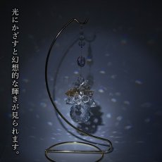 画像3: サンキャッチャー 蓮《スタンド付き》6カラー ガラス オリジナル 日本製 自社製 飾り物 縁起物 選べる バリエーション インテリア 開運 アイテム 運気アップ 幸運 雑貨 太陽光 虹 窓 卓上 窓辺 吊り下げ キラキラ シンプル ビーズ モチーフ 色 上品 玄関 カラーストーン (3)