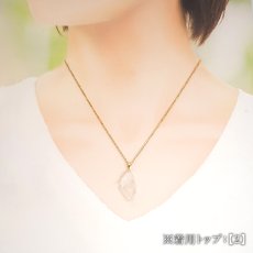 画像4: ダンビュライト ペンダントトップ K18 メキシコ産 【一点もの】 Danburite ダンブリ石 透明 レインボー 虹入り 原石 結晶 鉱物 日本製 自社製 ゴールド お守り 浄化 ヒーリング 天然石 パワーストーン カラーストーン (4)