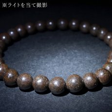 画像4: コンドライトL5 ブレスレット 約6mm サハラ砂漠産 【一点もの】 Chondrite モロッコ 隕石 コンドライト隕石 コンドリュール 宇宙 超希少 神秘 稀少 レア 才能 能力 グラウディング エネルギー 活性 生命力 安定 お守り 鉱物 天然石 パワーストーン カラーストーン (4)