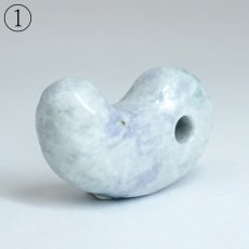 画像3: 糸魚川翡翠 約32mm 勾玉 ラベンダー 新潟県産 【一点物】 手研磨 山梨研磨 Itoigawa Jade 日本銘石 希少 国石 翡翠 ひすい ヒスイ 硬玉 ジェダイド 5月誕生石 職人 匠 伝統技術 幸運 健康運 天然石 パワーストーン (3)
