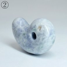 画像5: 糸魚川翡翠 約32mm 勾玉 ラベンダー 新潟県産 【一点物】 手研磨 山梨研磨 Itoigawa Jade 日本銘石 希少 国石 翡翠 ひすい ヒスイ 硬玉 ジェダイド 5月誕生石 職人 匠 伝統技術 幸運 健康運 天然石 パワーストーン (5)