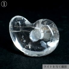 画像3: 竹森水晶 約25mm 勾玉 針入り 山梨県 塩山 竹森鉱山産 【一点物】 手研磨 山梨研磨 Yamanashi Quartz 山梨県 国産水晶 内包物 職人 匠 伝統技術 幸運 健康運 天然石 パワーストーン (3)
