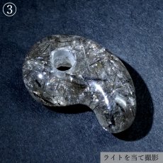 画像10: 竹森水晶 約25mm 勾玉 針入り 山梨県 塩山 竹森鉱山産 【一点物】 手研磨 山梨研磨 Yamanashi Quartz 山梨県 国産水晶 内包物 職人 匠 伝統技術 幸運 健康運 天然石 パワーストーン (10)