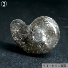 画像9: 竹森水晶 約25mm 勾玉 針入り 山梨県 塩山 竹森鉱山産 【一点物】 手研磨 山梨研磨 Yamanashi Quartz 山梨県 国産水晶 内包物 職人 匠 伝統技術 幸運 健康運 天然石 パワーストーン (9)