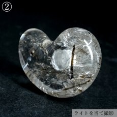 画像6: 竹森水晶 約25mm 勾玉 針入り 山梨県 塩山 竹森鉱山産 【一点物】 手研磨 山梨研磨 Yamanashi Quartz 山梨県 国産水晶 内包物 職人 匠 伝統技術 幸運 健康運 天然石 パワーストーン (6)
